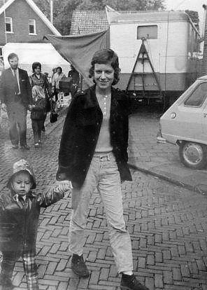 Jeanne van Gils met Keetie Jansen aan de hand